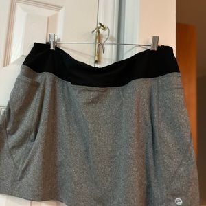 Etonic black and gray skort with pockets